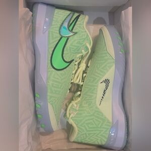 LeBron James Nxxt Genisus Men's Size 9 Basketball Shoes